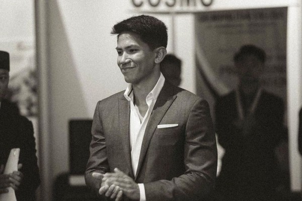 10 Pesona Pangeran Abdul Mateen dengan Senyum Manis, Bikin Meleleh!