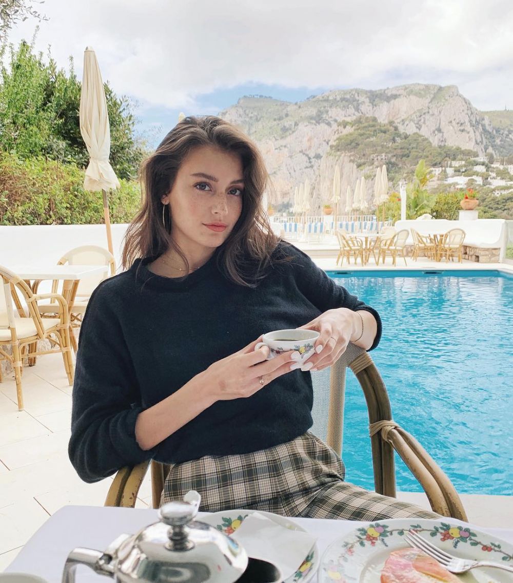 10 Pesona Jessica Clements, Supermodel yang Jadi YouTuber