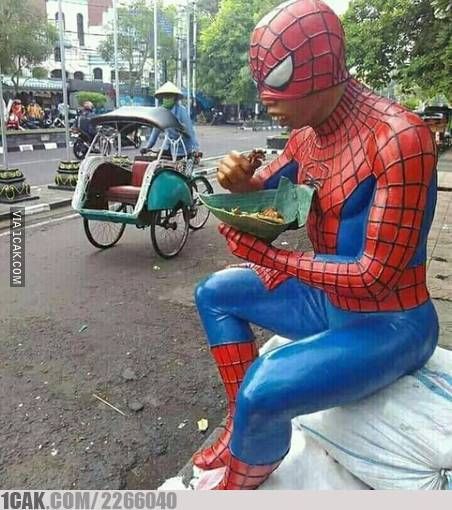 10 Potret Kocak Orang Pakai Kostum Spider-Man di Tempat Umum