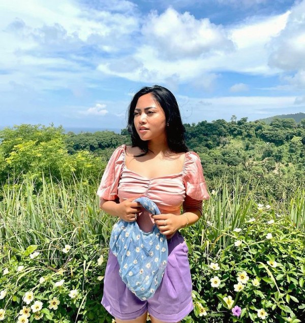 9 Gaya Liburan Rachel Vennya di Lombok yang Tuai Sorotan