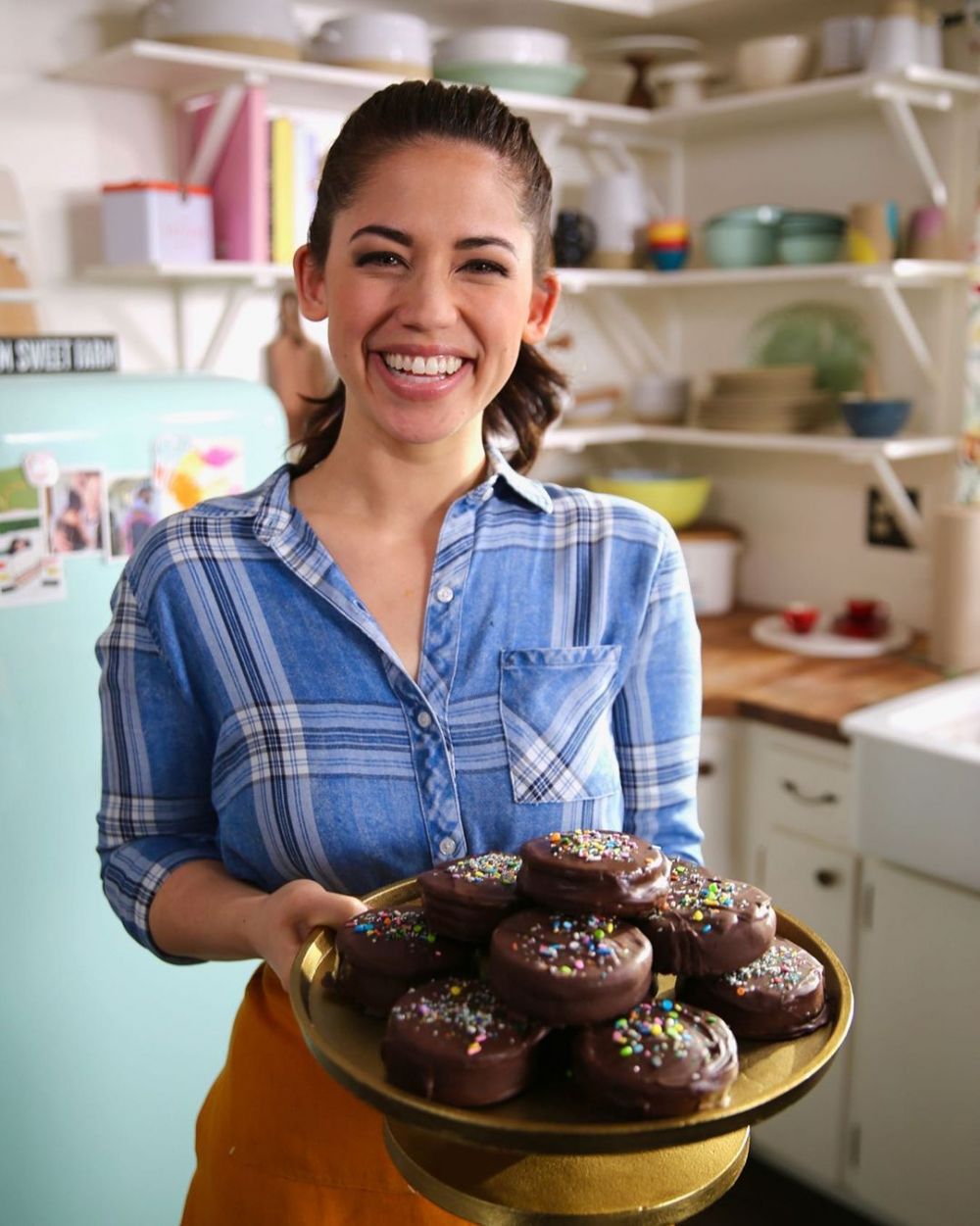 10 Fakta Unik Molly Yeh, Host Acara Kuliner Lulusan Sekolah Seni.