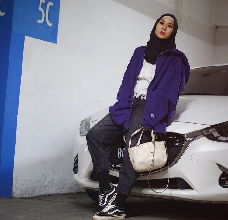 10 Gaya Sederhana Zaskia Mecca Kece Apa Adanya, Gak Punya Tas Mahal