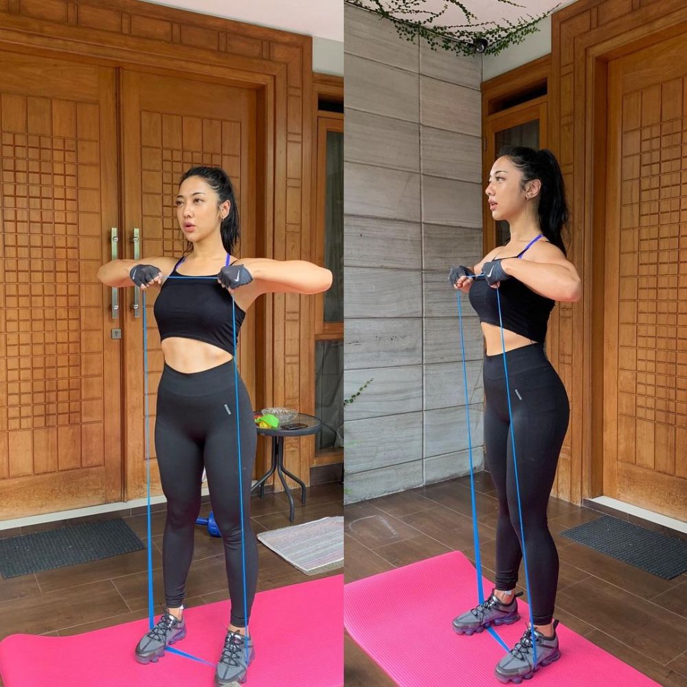 Pamer Body Goals Cetar! 9 Potret Anindita Hidayat Saat Workout