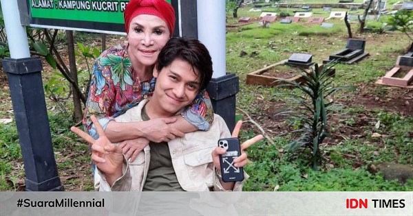 Berondong kesayangan, 9 potret manis rizky billar & mpok atiek