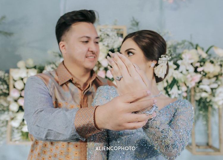 10 Potret Pertunangan Syahra Larez Mantan Rizky Billar