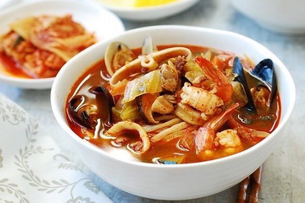 Bikin Tubuh Hangat, Resep Mie Seafood Pedas Korea yang Nikmat