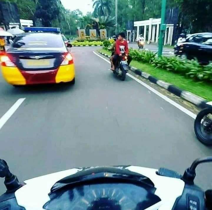 Bikin Polisi Gereget Tilang, 10 Potret Lucu saat Dibonceng