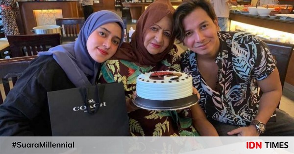 Mama Rafaq 9 Potret Fairuz A. Rafiq dan sang Mama yang Jarang Disorot