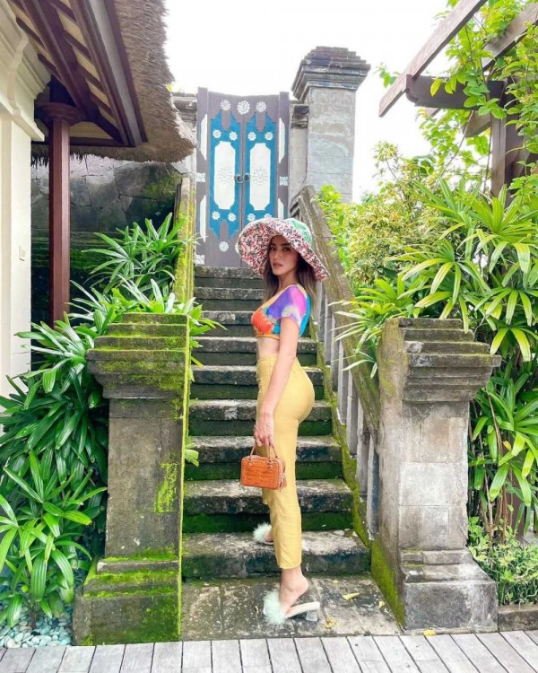 10 Inspirasi Outfit Pakai Topi ala Jessica Iskandar, Kece Maksimal!