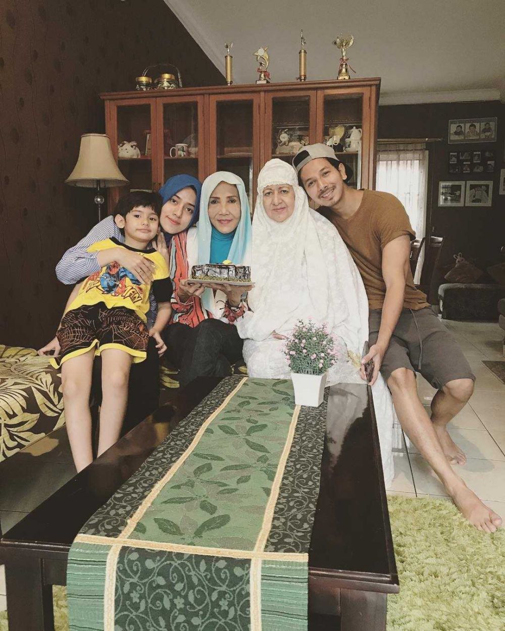 Mama Rafiq 9 Potret Fairuz A. Rafiq dan sang Mama yang Jarang Disorot
