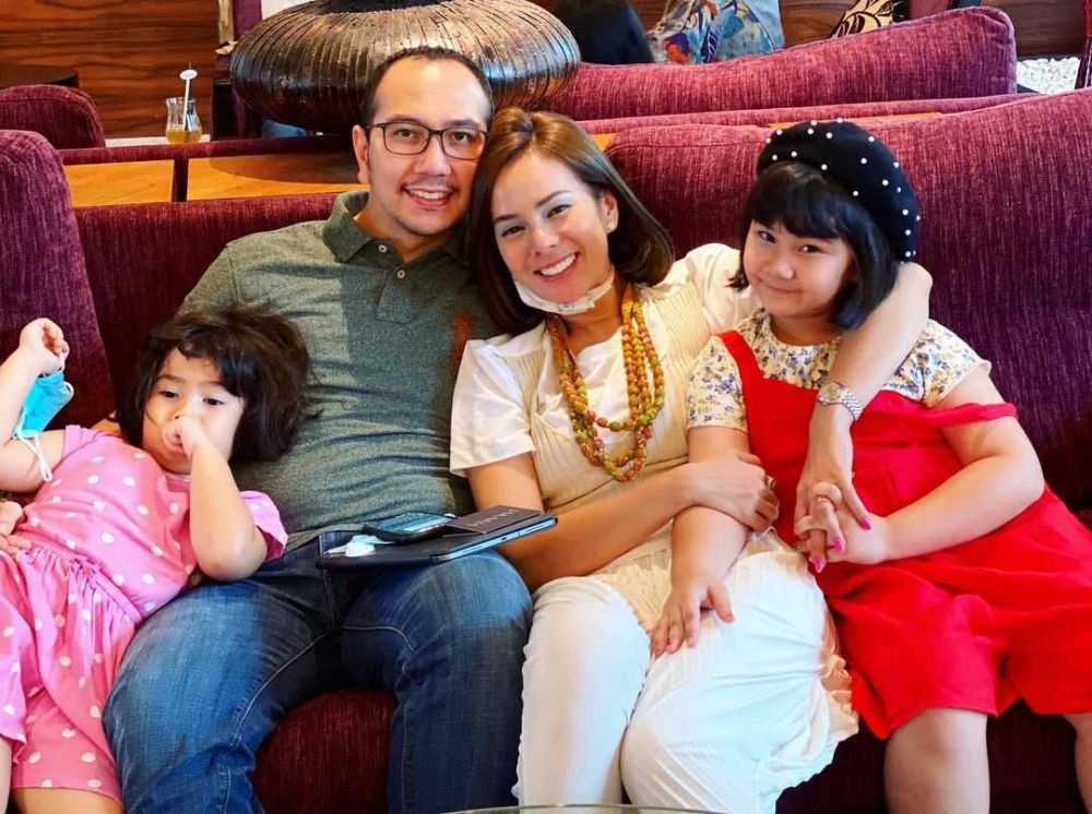 Family Goals! 10 Potret Harmonis Keluarga Presenter Top Indonesia
