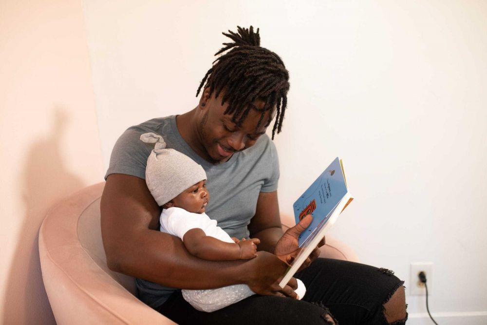 Ayah Bunda, Ini 5 Manfaat Membacakan Buku Sejak Bayi