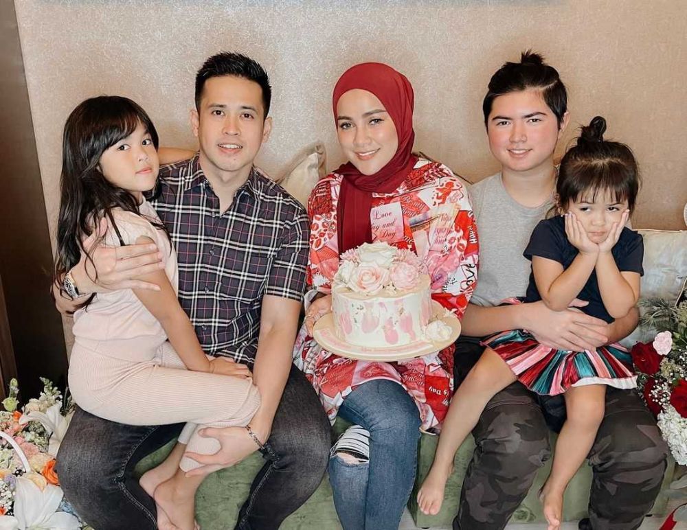 Hidup Bahagia, 9 Artis Lepas Status Janda dan Nikahi Berondong