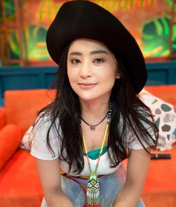 10 Gaya Pedangdut Dewi Perssik Jadi Host Pagi Pagi Ambyar, Swag Abis!