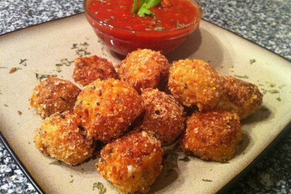 Resep Bola-bola Mozzarella Goreng dengan Saus Krim, Camilan Praktis!