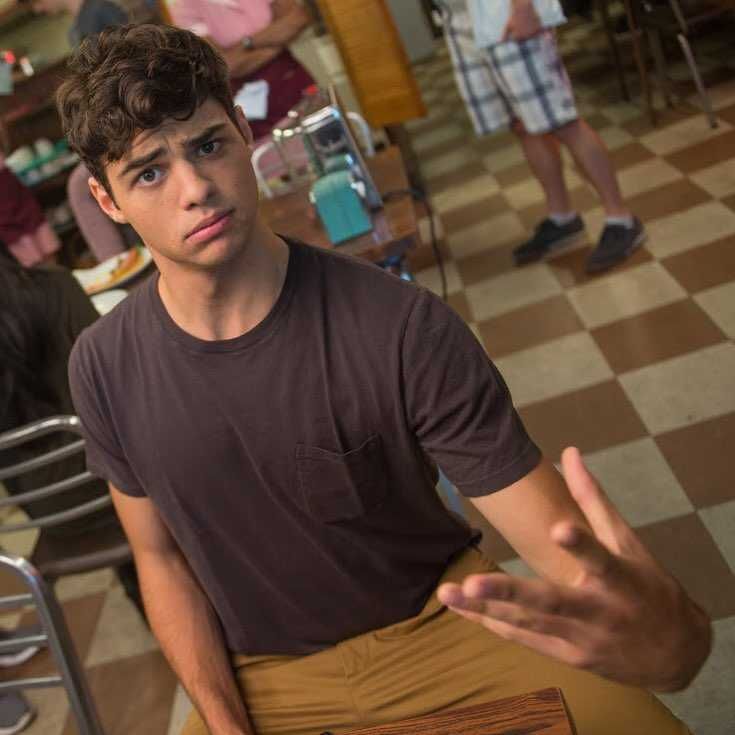 10 Bukti Noah Centineo Boyfriend Material