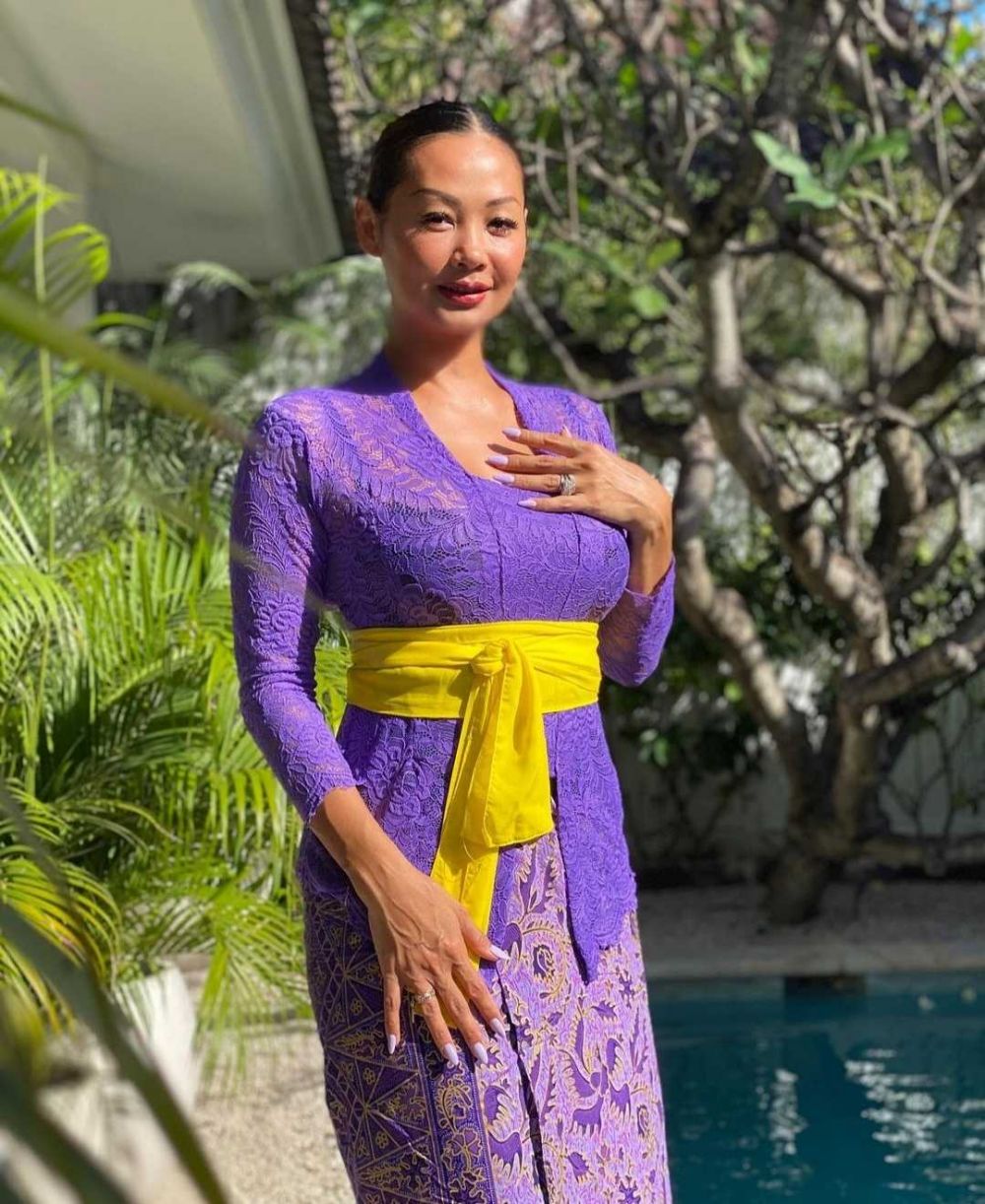 10 Potret Indah Kalalo Kenakan Bikini, Eksotis Banget