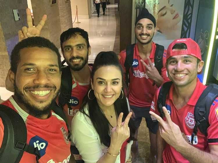 Usia 46 Tahun Makin Awet Muda, 9 Potret Artis Bollywood Preity Zinta
