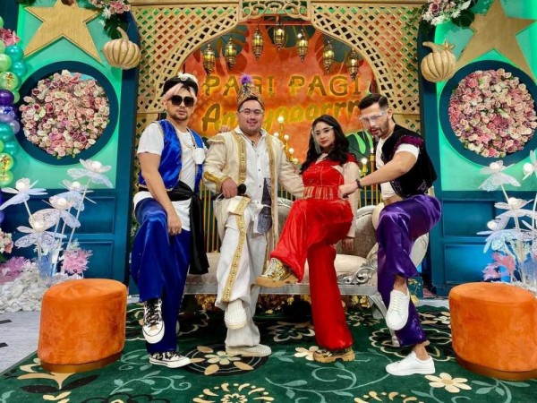 10 Gaya Pedangdut Dewi Perssik Jadi Host Pagi Pagi Ambyar, Swag Abis!