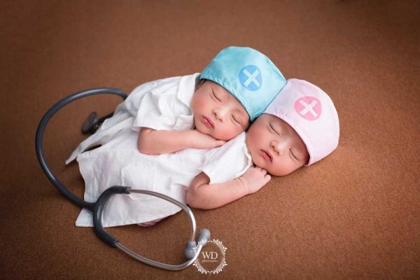 Dikaruniai Anak Kembar, 10 Potret Bahagia Keluarga Guntur Triyoga
