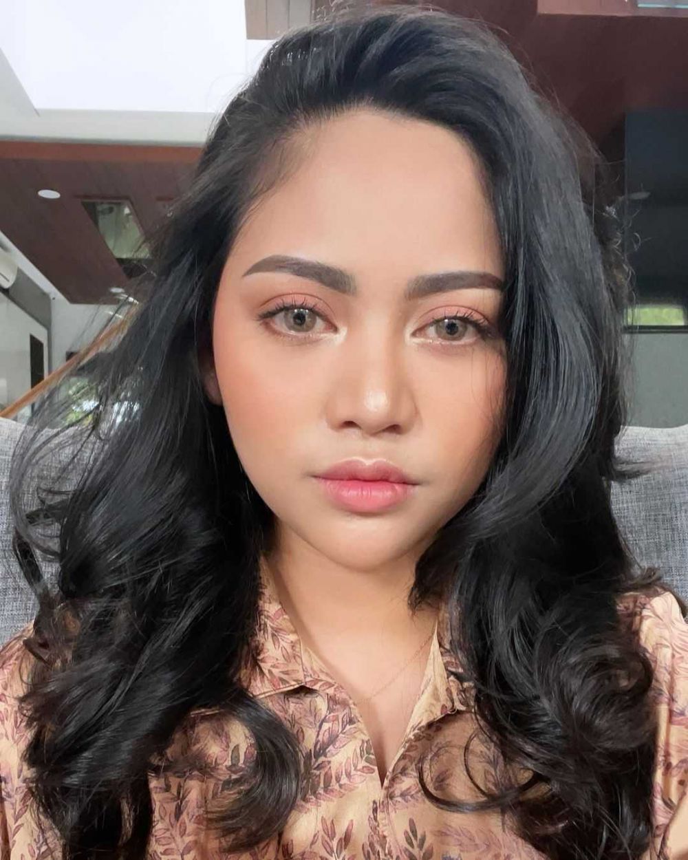 Bak ABG, 10 Potret Stunning Rachel Vennya dengan Rambut Terurai