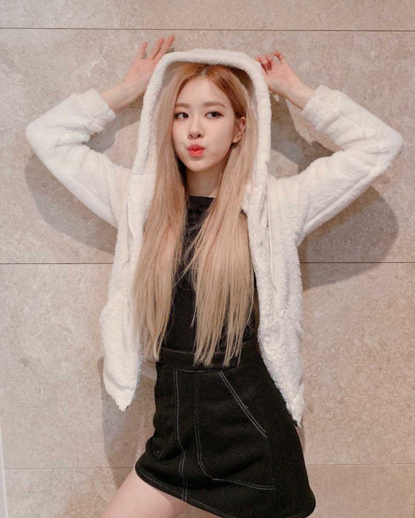 9 Potret Eksis Rosé BLACKPINK dengan Gaya Pouty Lips, Ekspresif!