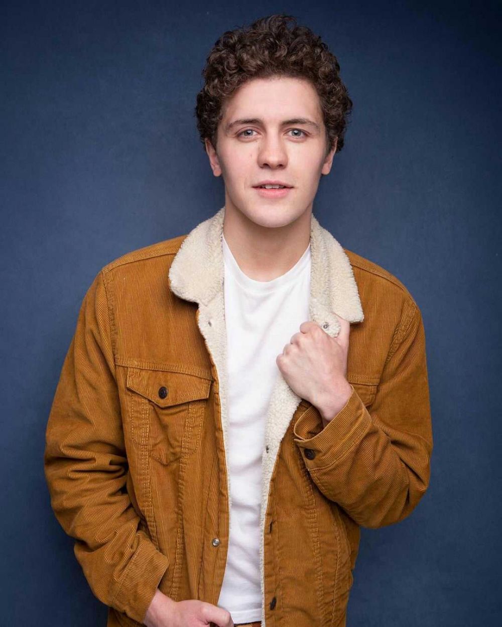 9 Potret Dylan Llewellyn, Pemeran James Maguire di Serial Derry Girls.