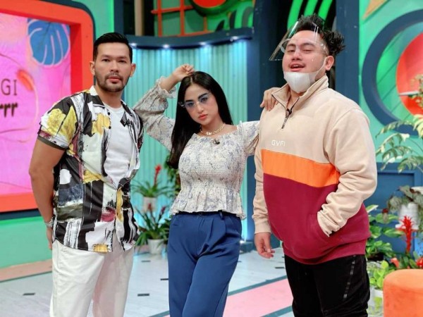 10 Gaya Pedangdut Dewi Perssik Jadi Host Pagi Pagi Ambyar, Swag Abis!