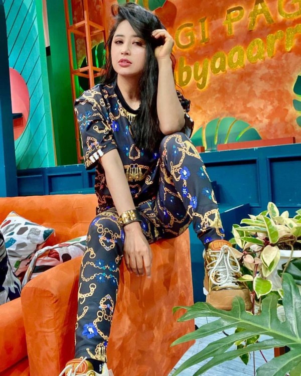 10 Gaya Pedangdut Dewi Perssik Jadi Host Pagi Pagi Ambyar, Swag Abis!