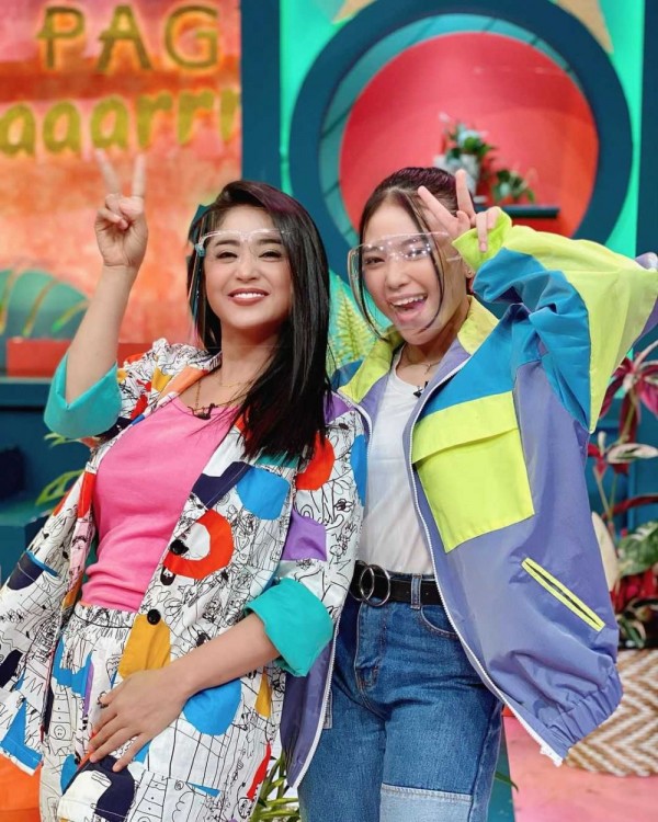 10 Gaya Pedangdut Dewi Perssik Jadi Host Pagi Pagi Ambyar, Swag Abis!