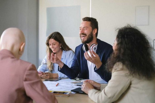 5 Risiko yang Dialami jika Jalin Hubungan dengan Teman Sekantor