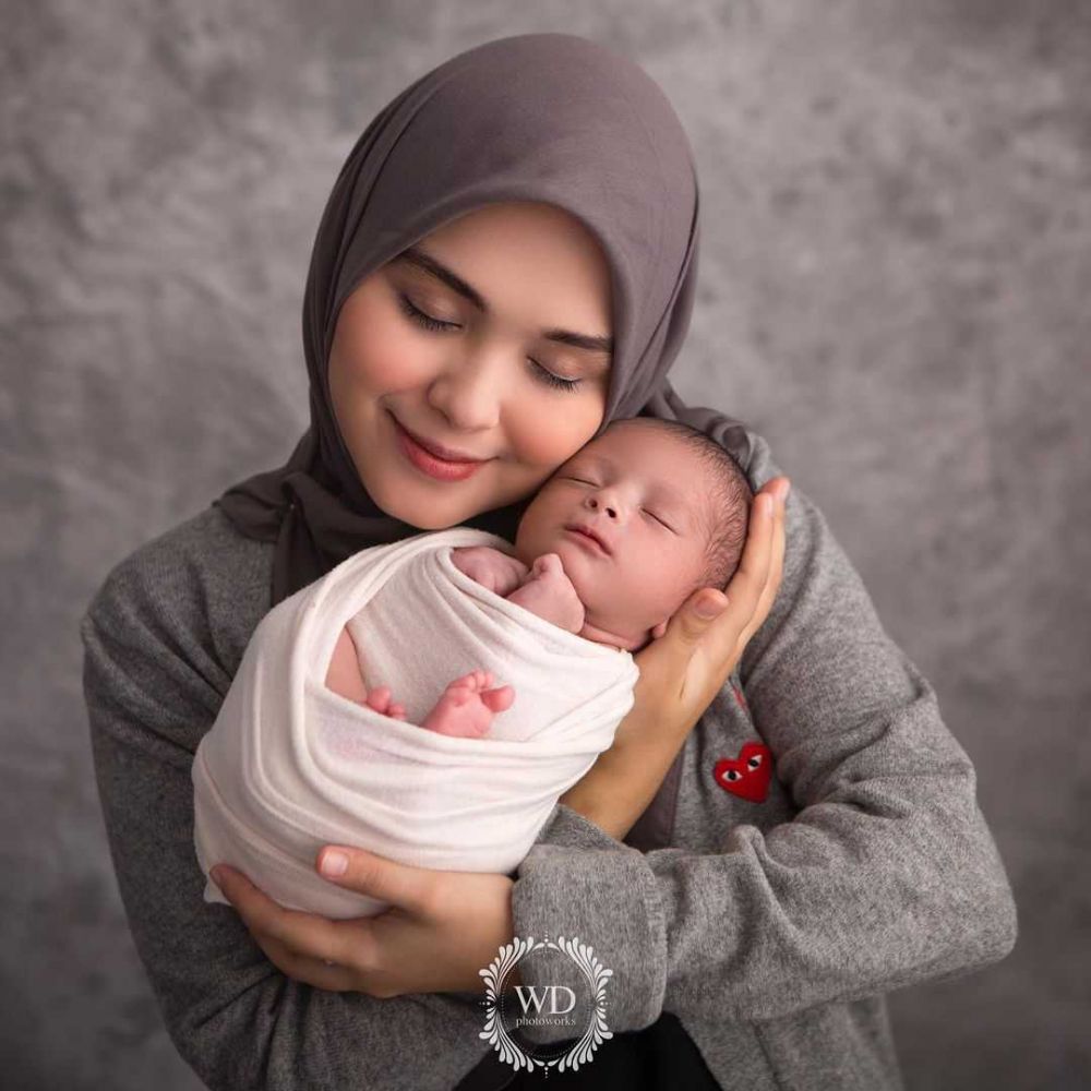 Mama Idaman Masa Kini, 9 Potret Artis Telaten Mengasuh Anak Pertama