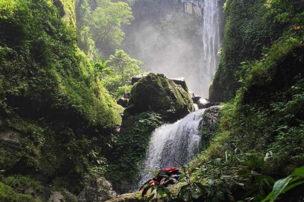 Indahnya Air Terjun Agal dengan Ketinggian 100 Meter