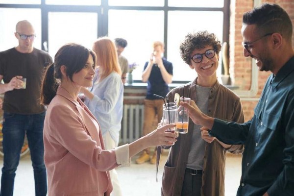 5 Risiko yang Dialami jika Jalin Hubungan dengan Teman Sekantor