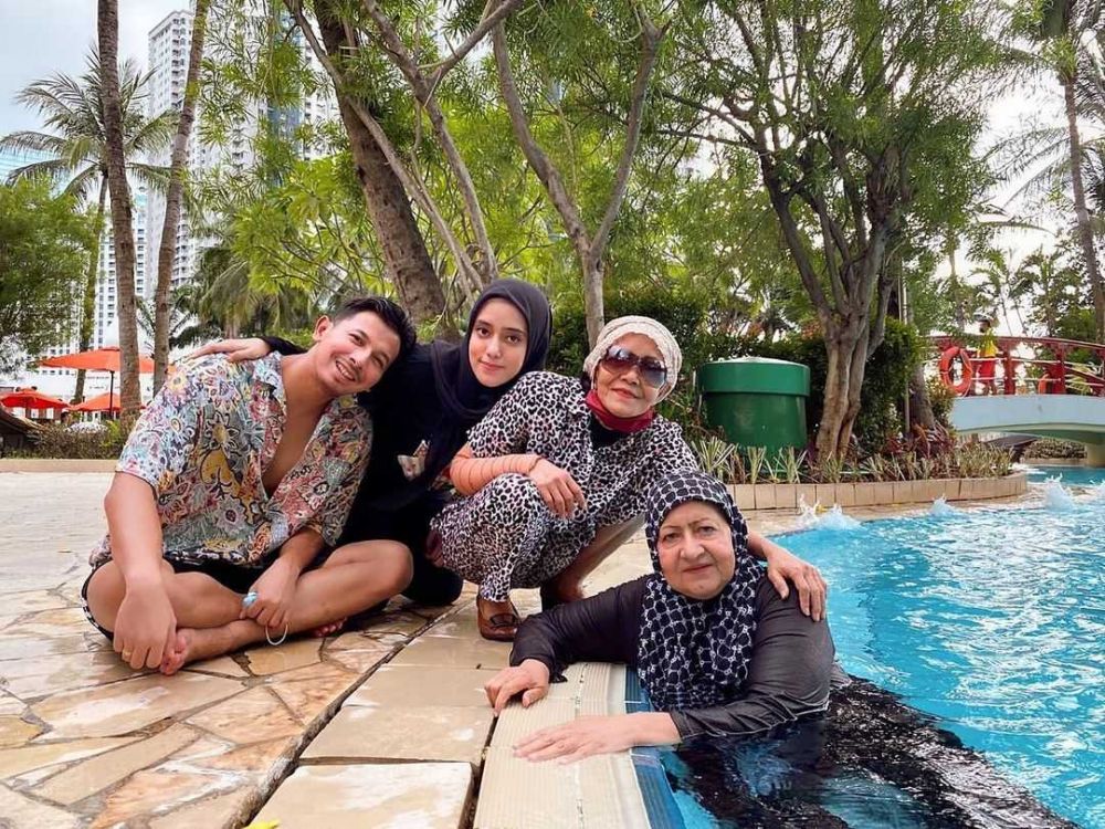 Mama Rafiq 9 Potret Fairuz A. Rafiq dan sang Mama yang Jarang Disorot