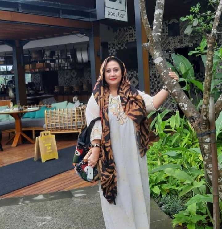 Usia Senja Semakin Produktif, 9 Potret Inspiratif Yessy Gusman