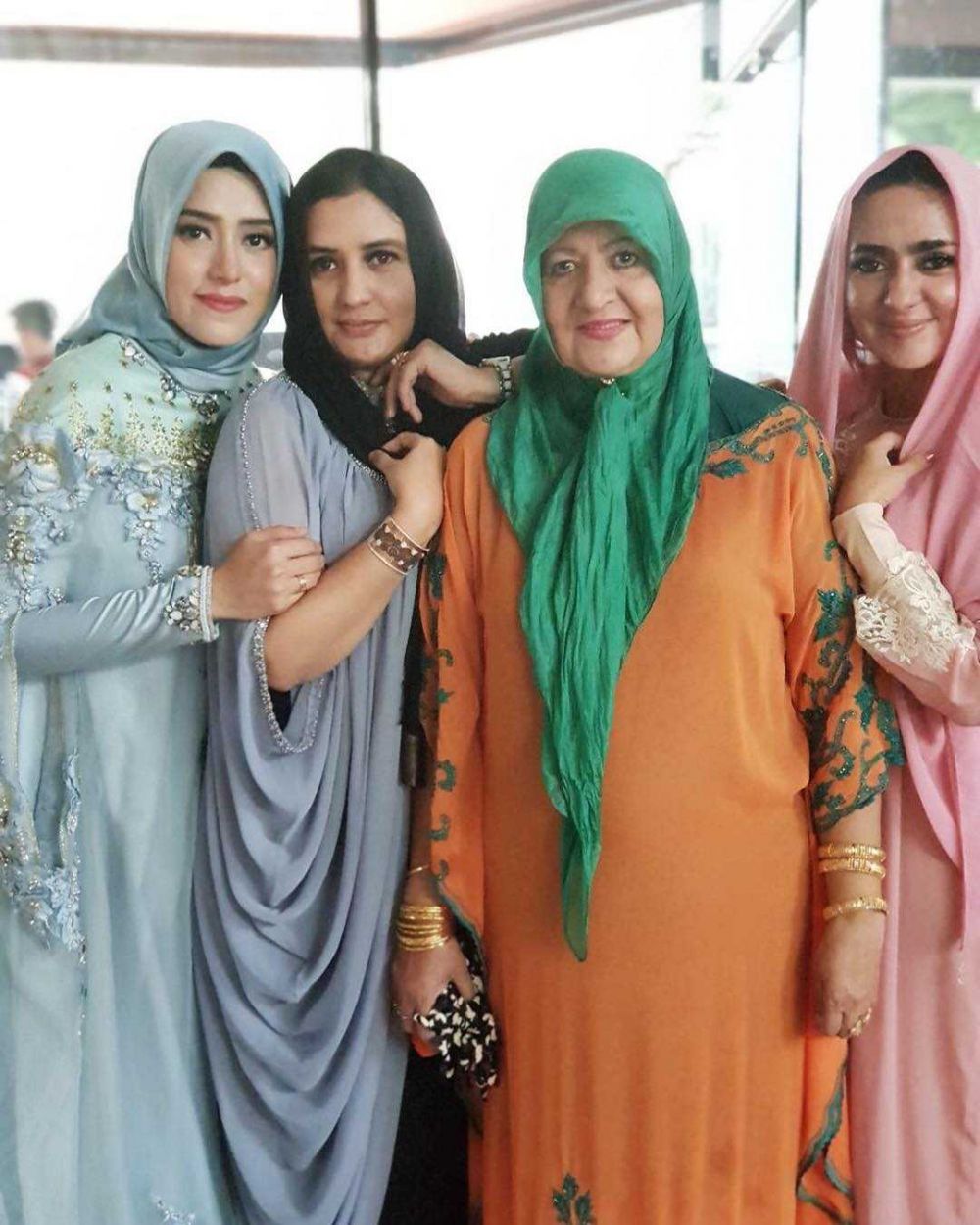 Mama Rafiqu 9 Potret Fairuz A. Rafiq dan sang Mama yang Jarang Disorot