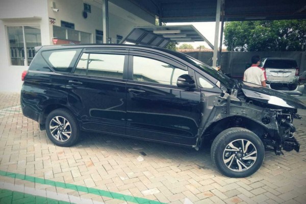 Tak Bisa Nyetir, Belasan Mobil Milik Warga Kampung Miliarder Rusak