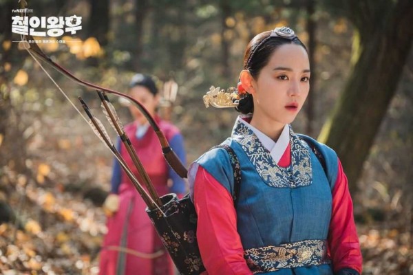 10 Adu Akting Shin Hye Sun Jadi So Yong Vs So Bong di Mr. Queen