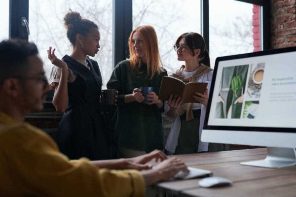 5 Risiko yang Dialami jika Jalin Hubungan dengan Teman Sekantor