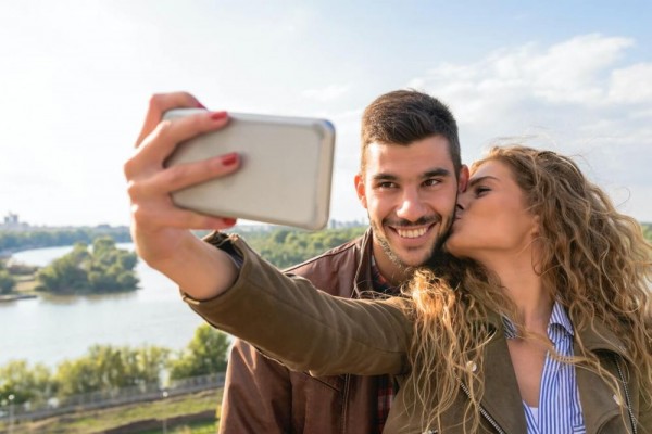 5 Ciri Pasangan dengan Pernikahan yang Bahagia, Gak Lebay Pamer Mesra!