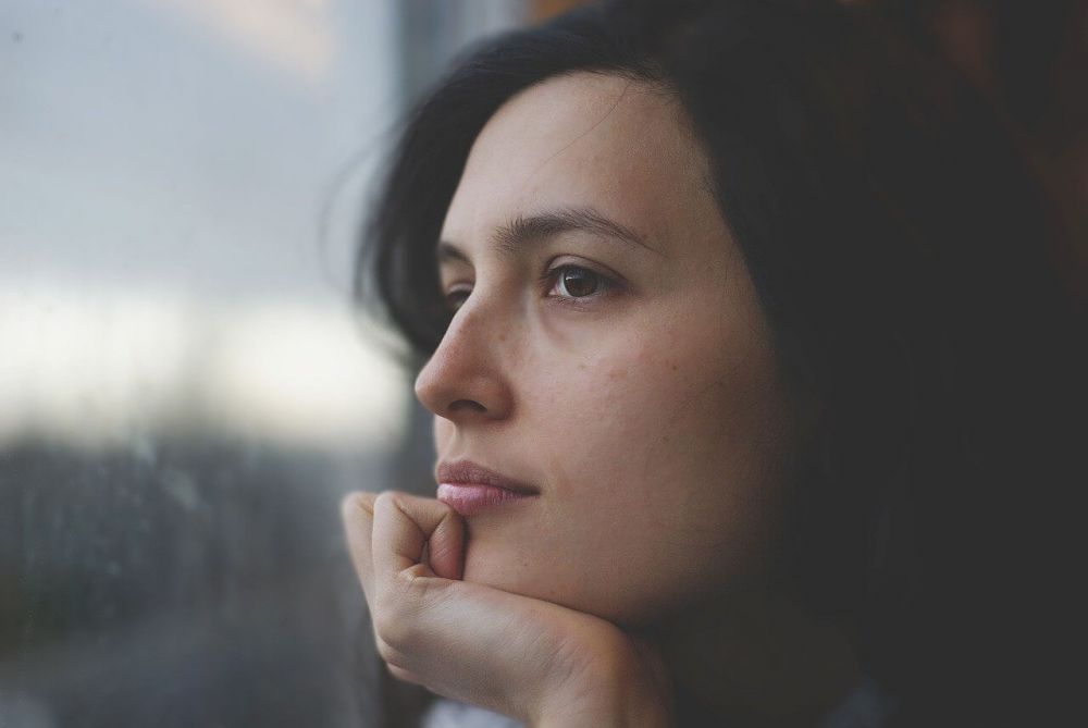 Bisa Bikin Kamu Stres Sendiri, 5 Tips Atasi Sering Berpikir Negatif!
