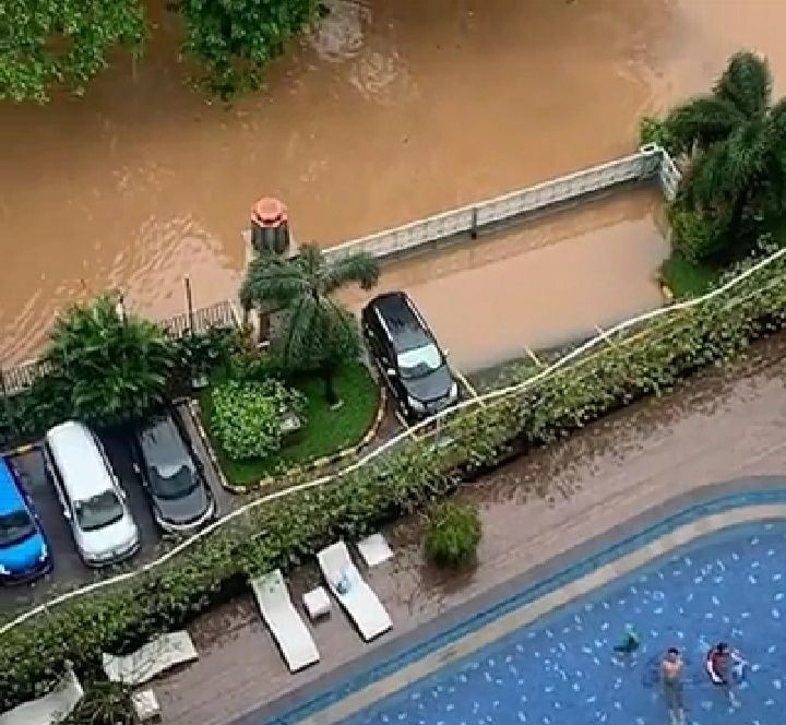 10 Potret Kelakuan Kocak Warga Saat Banjir, bak Liburan di Water Park