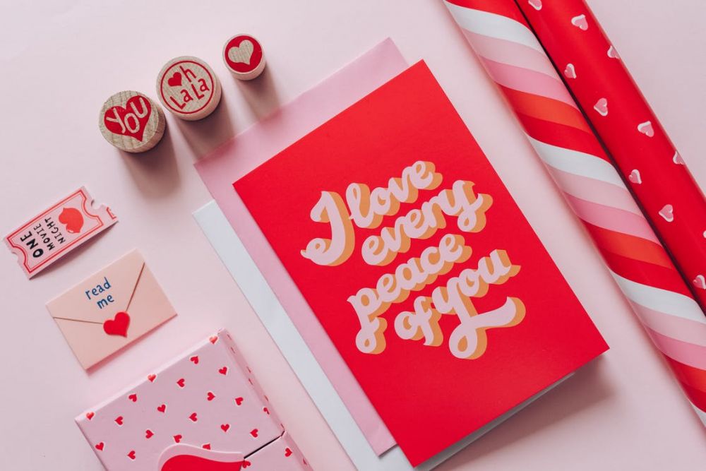 5 Hadiah Romantis yang Cocok untuk Pasangan LDR saat Valentine