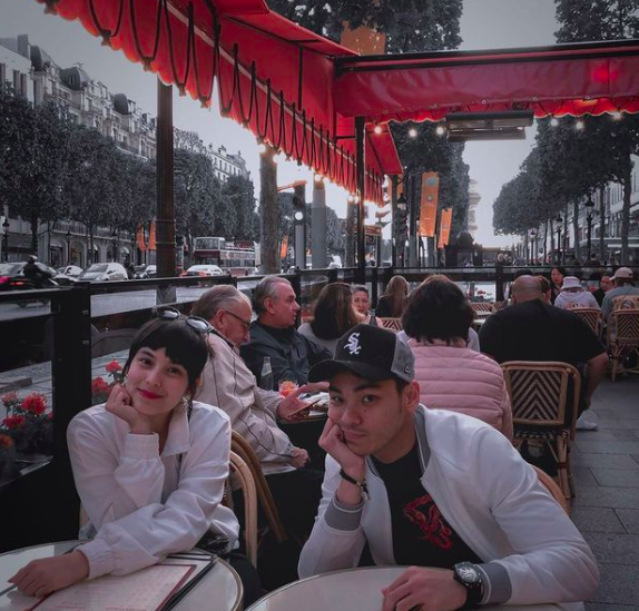 10 Potret Romantis Chelsea Islan-Rob Clinton di Tahun Kedua Pacaran