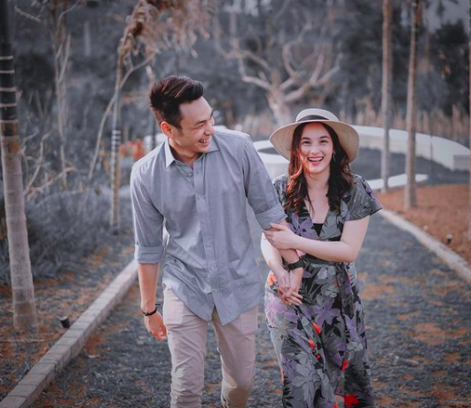 10 Potret Romantis Chelsea Islan-Rob Clinton di Tahun Kedua Pacaran