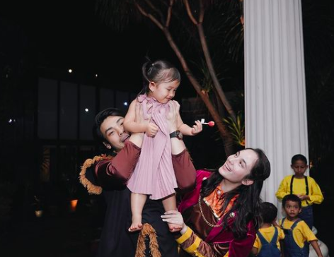10 Potret Romantis Chelsea Islan-Rob Clinton di Tahun Kedua Pacaran