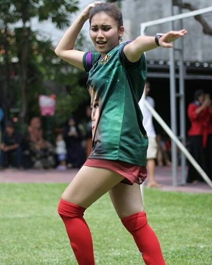 Jago Cetak Gol, 9 Potret Tangguh Ayu Ting Ting Bermain Sepak Bola