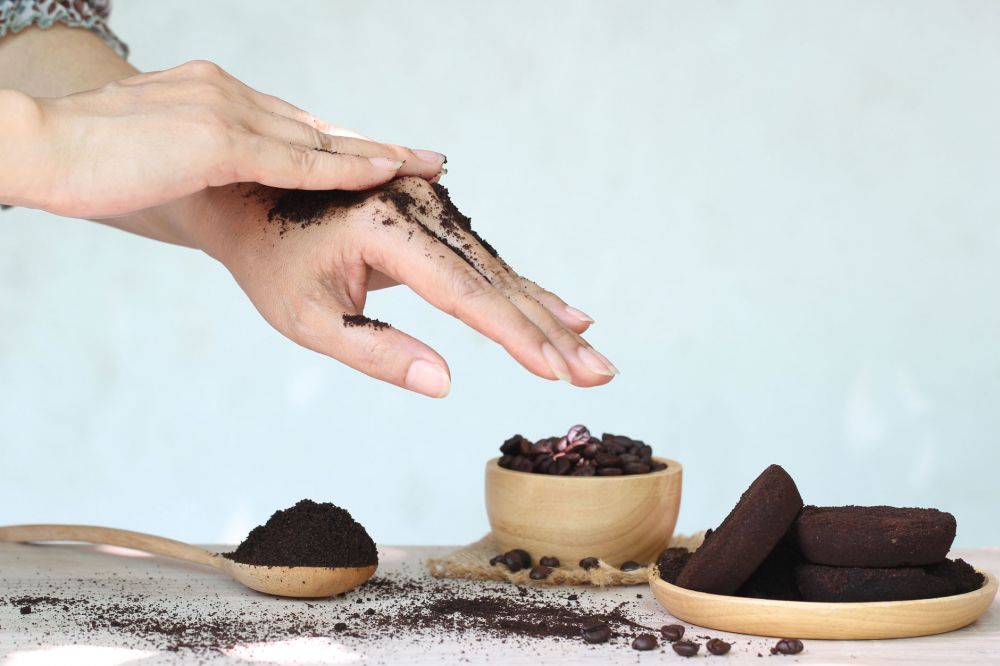 5 Manfaat Ampas Kopi, Bisa Dijadikan Pembersih Lantai!