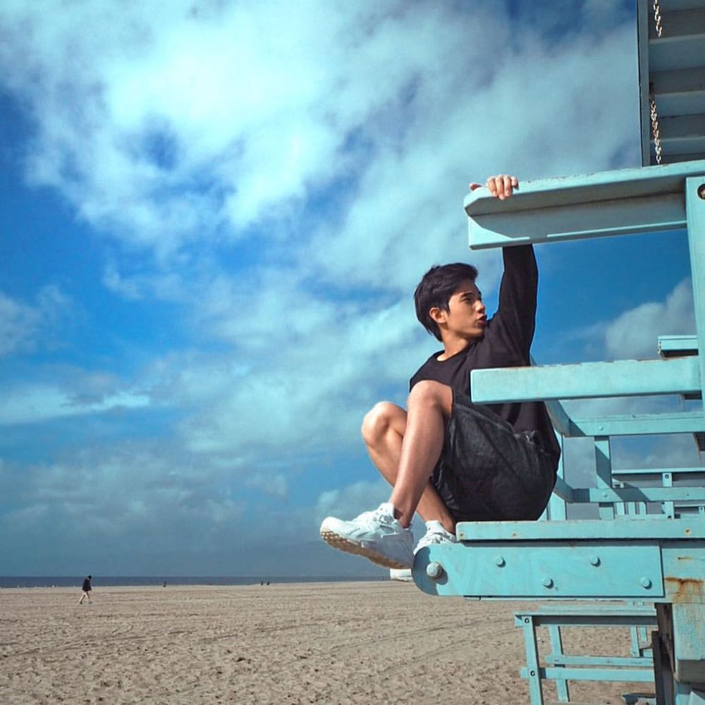 9 Inspirasi Padu Padan Celana Pendek ala Kay Lertsittichai